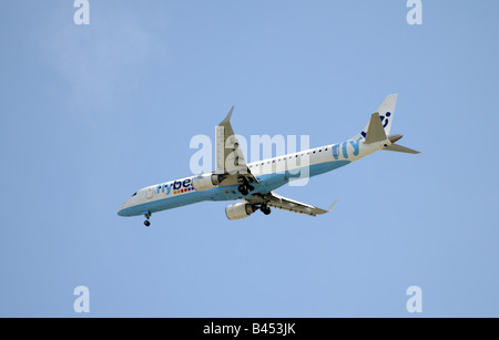 La compagnie Flybe Embraer 195 200 avions de transport de passagers sur les finales et approche sa base de Southampton Banque D'Images