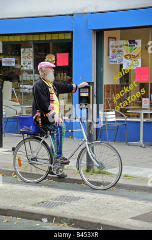 Habillés de couleurs vives cyclist Holloway London England UK Banque D'Images