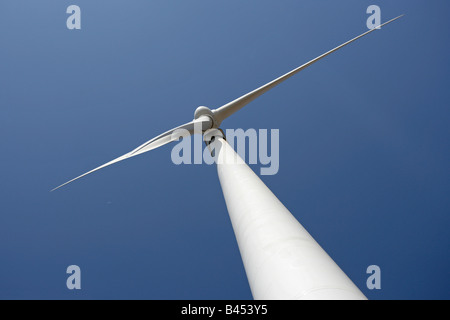 Production d'électricité éolienne éoliennes d'sur des tours en Europe de ce point de vue est directement sous Banque D'Images