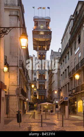 Lisbonne, l'Elevador de Santa Justa, dans le quartier de Baixa, au crépuscule, conçu dans une simulation de style gothique Banque D'Images