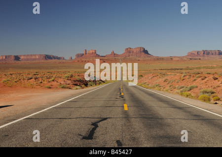 La longue ligne droite en direction de Monument Valley Navajo Tribal Park, Arizona. Banque D'Images