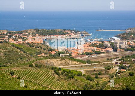 Port Vendres et ses vignobles dans l'arrière pays de la Côte Vermeille Méditerranée, l'origine de la renommée des vins de Banyuls Banque D'Images