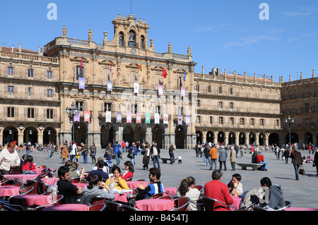 Les jeunes élèves se détendre assis à la terrasse d'un café sur la Plaza Mayor ou place principale de Salamanca, Espagne Banque D'Images