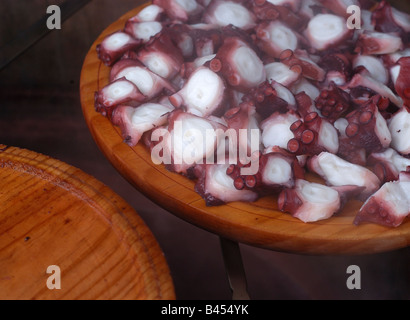 Poulpe cuit Pulpo rouge '8' à pieds la délicatesse des fruits de mer Pulpo Gallego Pulpo a la Gallega de tasses. Galice Espagne Cuisine Banque D'Images