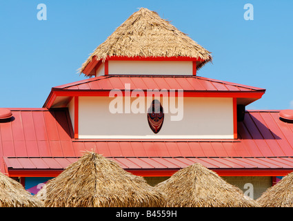 Toit de chaume de bambou à un complexe tropical sous un ciel bleu clair Banque D'Images