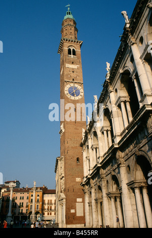 Vicenza Italie Torre di Bissara aka Torre di Piazza tour de l'horloge la Basilique palladienne sur la Piazza dei Signori Banque D'Images