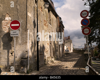 Une vieille rue pavée de la ville française de Laon Banque D'Images