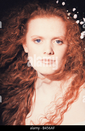 Vue rapprochée d'une jeune femme rousse looking at camera Banque D'Images