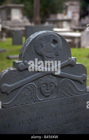 Un crâne et os de stèles au cimetière de l'Église congrégationaliste circulaire à Charleston SC Charleston Fondée en 1670 Banque D'Images