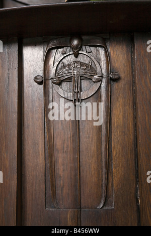 UK Scotland Glasgow Queens Cross Church Charles Rennie Mackintosh conçu chaire en chêne sculpté détail Banque D'Images