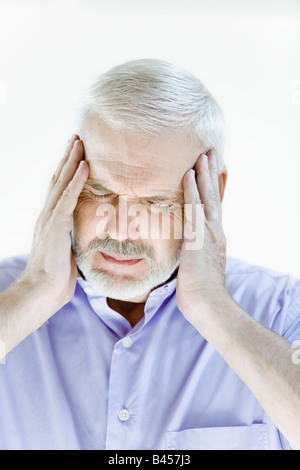 Portrait sur fond blanc avec isolé d'un beau cadre supérieur expressif Banque D'Images