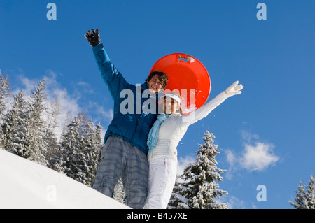 L'Autriche, Salzburger Land, Altenmarkt-Zauchensee, Young couple in snow, agitant les mains, smiling, portrait Banque D'Images