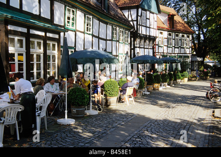 Allemagne, Bad Essen, touristes dans un restaurant-terrasse Banque D'Images