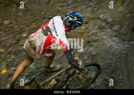 Mountaing cycliste dans la rivière Banque D'Images