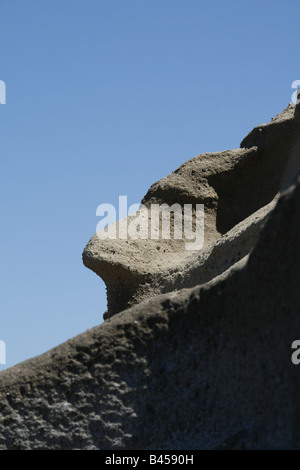 Motif visage forme sur la formation de roche volcanique érodée sur coast Banque D'Images