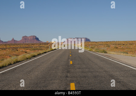La longue ligne droite en direction de Monument Valley Navajo Tribal Park, Arizona. Banque D'Images