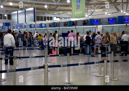 Queuiing les gens et de l'enregistrement à l'aéroport d'Athènes Grèce Banque D'Images