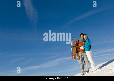 L'Autriche, Salzburger Land, Altenmarkt-Zauchensee, Young couple embracing in snow, smiling Banque D'Images