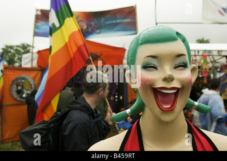 Un mannequin chiffons gouttes avec la pluie à l'extérieur d'un décrochage des chiffons. Festival de musique de Glastonbury 2003 Banque D'Images