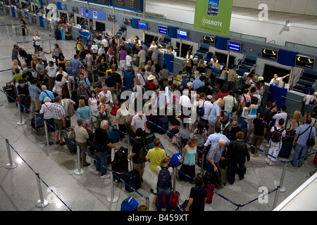 Queuiing les gens et de l'enregistrement à l'aéroport d'Athènes Grèce Banque D'Images