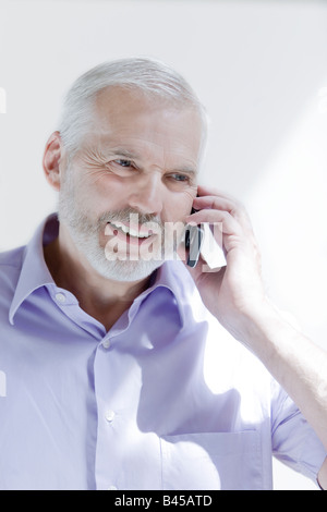 Portrait sur fond blanc avec isolé d'un beau cadre supérieur expressif Banque D'Images