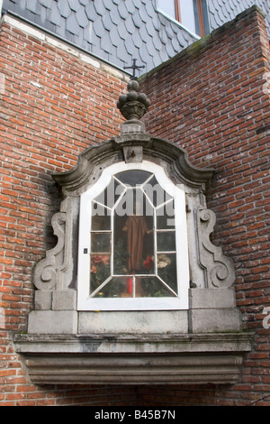 Petit sanctuaire dédié à Sainte Catherine contenant une vierge noire dans une petite rue calme du Quai aux Briques, Bruxelles Banque D'Images