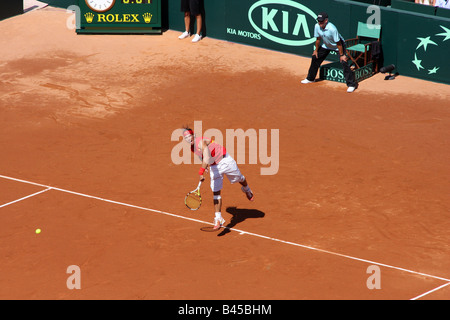 No 1 mondial Rafael Nadal joueur de tennis sert dans le premier match de demi-finale de Coupe Davis 2008 contre USA dvd Sam Querrey Banque D'Images