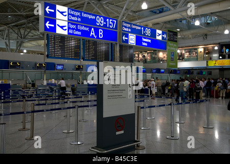 Queuiing les gens et de l'enregistrement à l'aéroport d'Athènes Grèce Banque D'Images