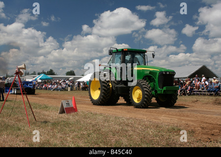 Nouveau tracteur John Deere est utilisé au niveau du tracteur tirant cas Banque D'Images