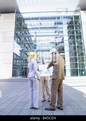 Allemagne, Baden-Württemberg, Stuttgart, trois architectes de discuter du plan de travail Banque D'Images