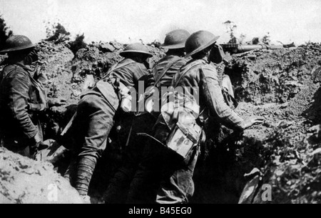 Événements, première Guerre mondiale / première Guerre mondiale, front occidental, offensive du printemps allemand 1918, équipage de machinégun britannique avec masques à gaz dans une tranchée, France, Banque D'Images