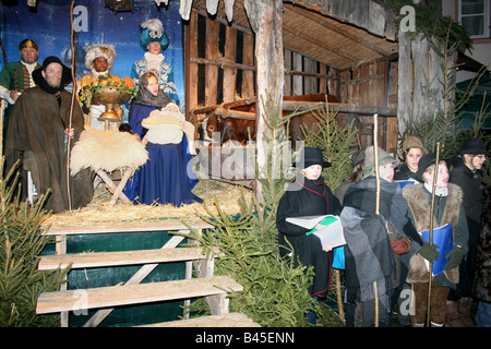 Stand de la nativité à l'acte de la naissance de Jésus dans une mangeoire avec du vrai peuple , Munich , Allemagne Banque D'Images