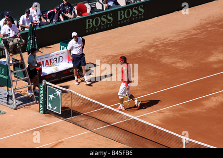 Nadal promenades hors du court pour prendre un repos pendant la demi-finale de la Coupe Davis 2008 Banque D'Images