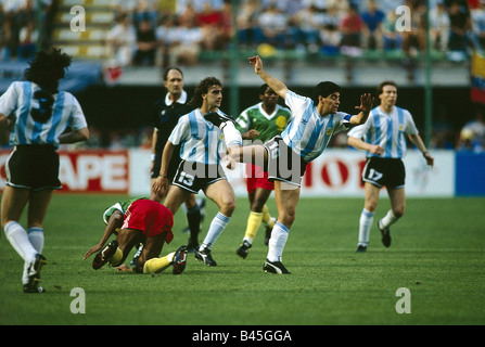 Sport / Sports, football, football, coupe du monde 1990, finale, match de groupe, Argentine contre le Cameroun, (0:1) à Milan, Italie, 8.6.1990, jeu d'ouverture, scène avec Diego Maradona, match, historique, XXe siècle, peuple, années 1990, Banque D'Images