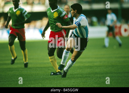 Sport / Sports, football, football, coupe du monde 1990, finale, match de groupe, Argentine contre le Cameroun, (0:1) à Milan, Italie, 8.6.1990, jeu d'ouverture, scène avec Diego Maradona, match, historique, XXe siècle, peuple, années 1990, Banque D'Images