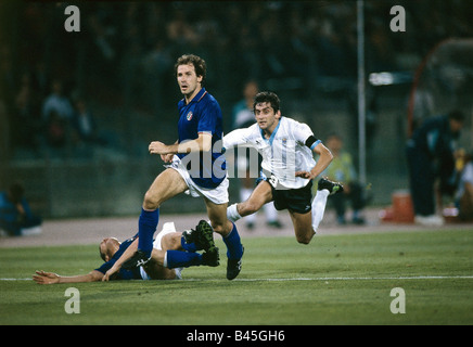 Sport / Sports, football, football, coupe du monde 1990, dernier tour, seize ans, Italie contre Uruguay, (2:0) à Rome, Italie, 25.6.1990, scène avec Franco Baresi et Enzo Francescoli, capitaine d'équipe, match, historique, XXe siècle, peuple, années 1990, Banque D'Images