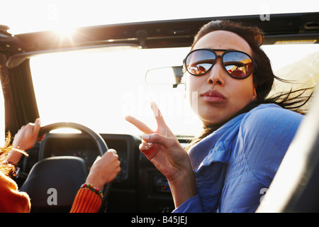 Multi-ethnic friends sur roadtrip Banque D'Images