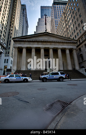 Federal Hall avec statue de George Washington. Vapeur s'échappant du système d'égout en premier plan Wall Street, New York, Banque D'Images