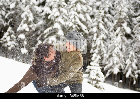 L'Autriche, Salzburger Land, Young couple in snowscape, le bouffon Banque D'Images