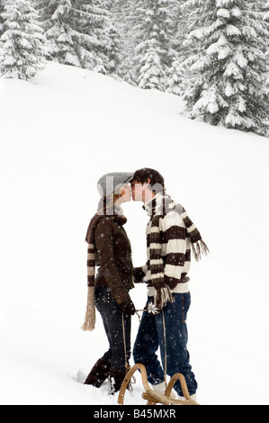 L'Autriche, Salzburger Land, Altenmarkt, jeune couple kissing, snowscape Banque D'Images