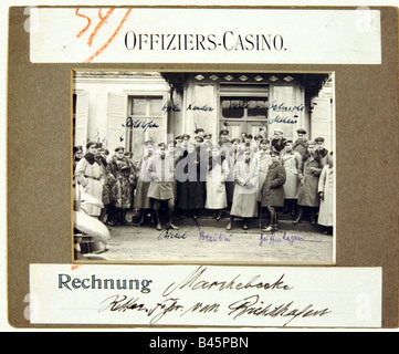 Richthofen, Manfred von, 2.5. 1892 - 21.4.1918, aviateur allemand, avec d'autres officiers devant les officiers mess à Marchebeeke, 1917/1918, 'Le Baron rouge', Freiherr, pilote de chasse, première Guerre mondiale, première Guerre mondiale, officier, force aérienne, Allemagne, XXe siècle, Banque D'Images