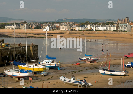 Les bateaux de plaisance à marée basse au repos sur le sable à Elie Harbour Royaume de Fife's East Neuk. 0726 SCO Banque D'Images