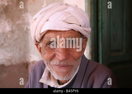 Portrait d'un homme dans un village berbère dans les montagnes de l'Atlas, Maroc, Afrique du Nord Banque D'Images