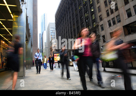 Les gens qui marchent SUR LA SALLE STREET DANS LE CENTRE-VILLE DE CHICAGO ILLINOIS USA PENDANT LES HEURES DE POINTE DE L'APRÈS-MIDI Banque D'Images