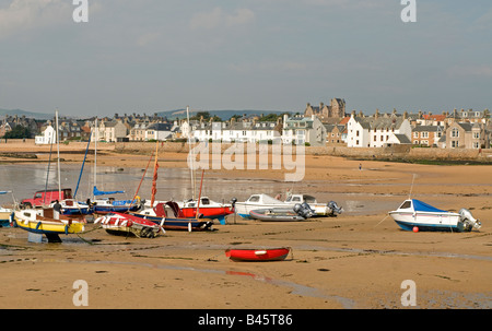 Les bateaux de plaisance à marée basse au repos sur le sable à Elie Harbour Royaume de Fife's East Neuk Banque D'Images