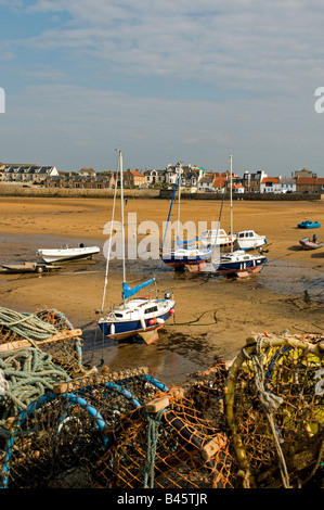 Les bateaux de plaisance à marée basse au repos sur le sable à Elie Harbour Royaume de Fife's East Neuk Banque D'Images