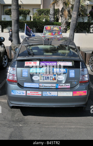 Fier propriétaire de Prius messagerie avec enthousiasme le monde Banque D'Images