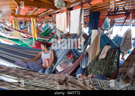 L'espace de couchage est serrée sur les ferries de la rivière Amazone. Banque D'Images