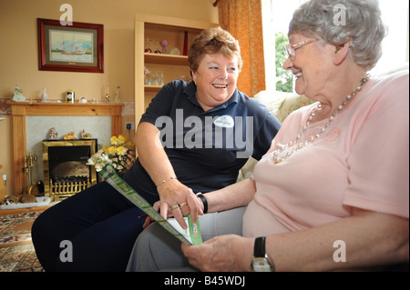Le personnel de soins à domicile du Conseil de permettre à des personnes âgées et handicapées de vivre dans leur propre maison par le soutien et l'aide avec le ménage Banque D'Images