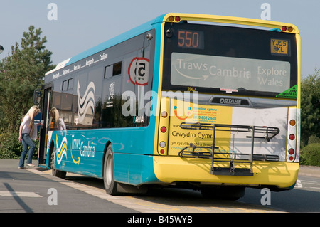 Jeune adolescente femme personne à bord d'un bus d'Arriva au Pays de Galles, après-midi d'été, Aberystwyth Wales UK Banque D'Images